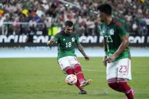 Con la Zurda de Oro Luis Chávez lo vuelve a hacer ¡Gol con México!