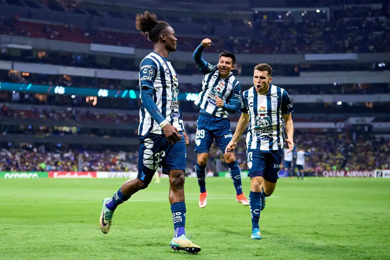 Pachuca y América dejan todo para la vuelta, empatan 1-1 en el Azteca